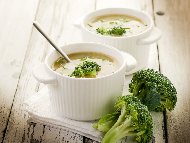 Рецепта Лесна и бърза супа с броколи, сирене чедър и сметана